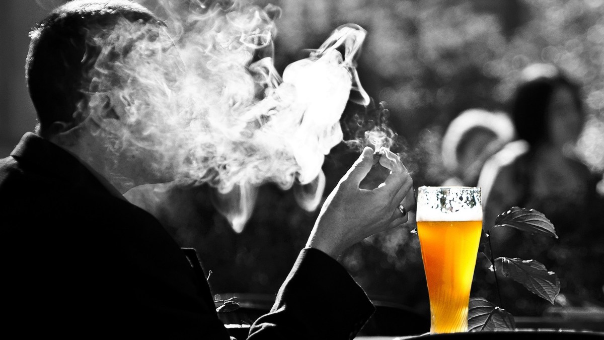 Un homme fume en terrasse // Source : Pixabay Un homme fume en terrasse // Source : Pixabay