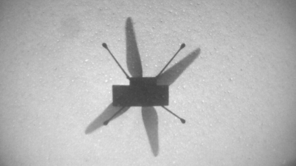 Photo prise pendant le septième vol d'Ingenuity sur Mars. // Source : Via Twitter @NASAJPL (photo recadrée) Photo prise pendant le septième vol d'Ingenuity sur Mars. // Source : Via Twitter @NASAJPL (photo recadrée)
