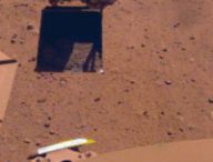 L'étonnante manœuvre d'InSight pour nettoyer ses panneaux solaires. // Source : NASA/JPL-Caltech (photo recadrée)