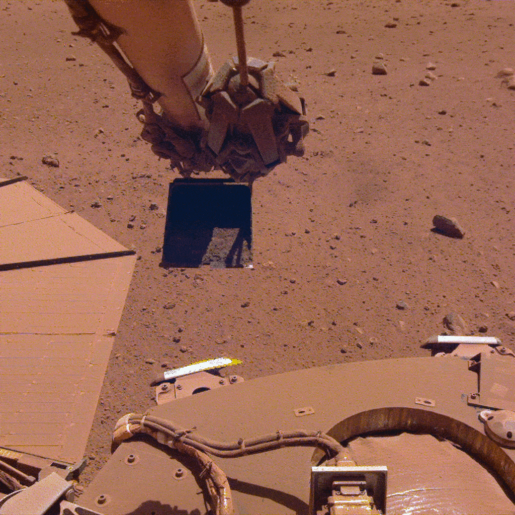 La manœuvre d'InSight pour nettoyer ses panneaux. // Source : NASA/JPL-Caltech La manœuvre d'InSight pour nettoyer ses panneaux. // Source : NASA/JPL-Caltech