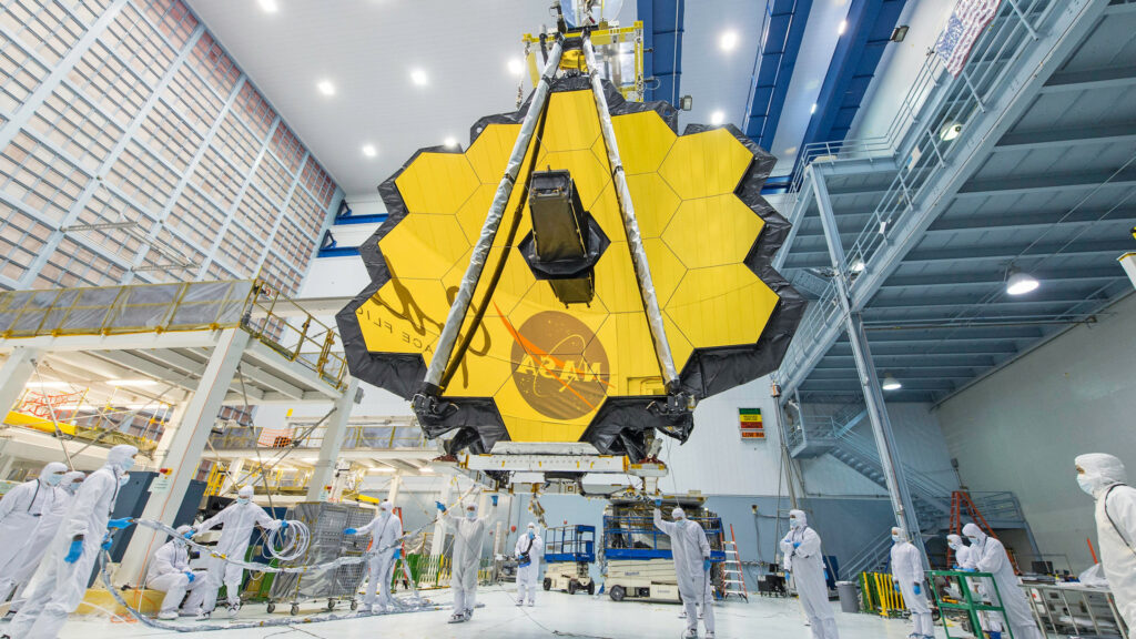L'immense miroir doré du JWST. // Source : Flickr/CC/NASA/Desiree Stover (photo recadrée)