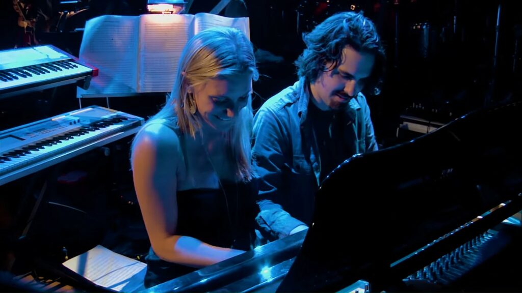 Katee Sackhoff (Starbucks) et Bear McCreary dans une reprise de All Along the Watchtower. // Source : Bear McCreary Katee Sackhoff (Starbucks) et Bear McCreary dans une reprise de All Along the Watchtower. // Source : Bear McCreary