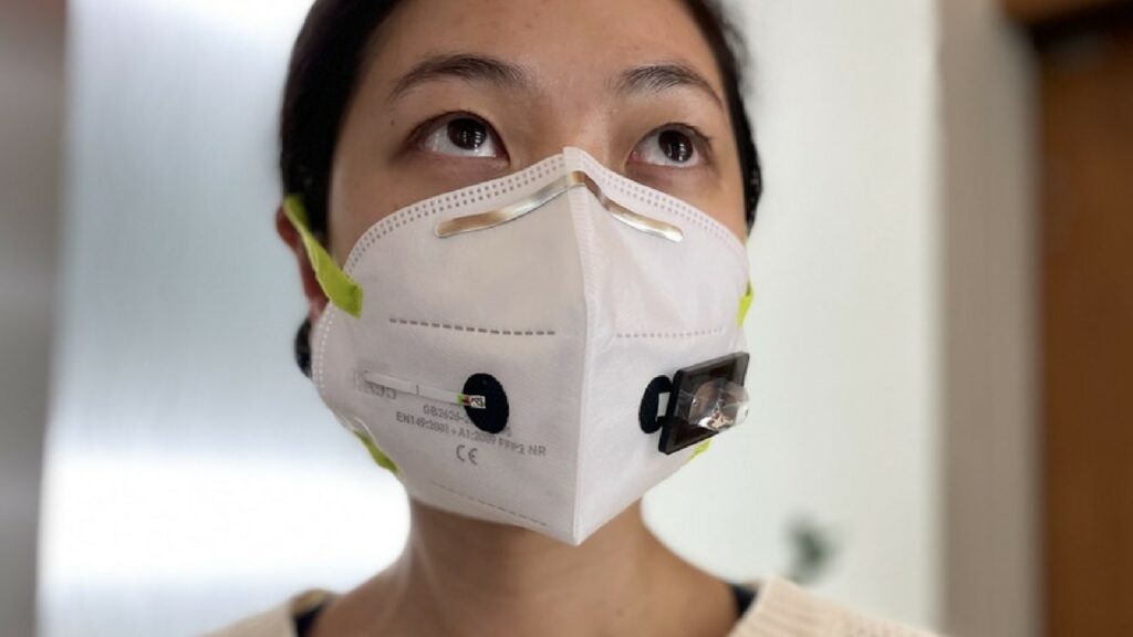Le masque développé dans ces travaux se porte normalement, à la différence d'un petit bouton qui permet de lancer la détection. // Source : Wyss Institute de Harvard Le masque développé dans ces travaux se porte normalement, à la différence d'un petit bouton qui permet de lancer la détection. // Source : Wyss Institute de Harvard