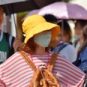 Une femme porte un masque en extérieur // Source : pixnio Une femme porte un masque en extérieur // Source : pixnio