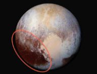 La macule Cthulhu sur Pluton. // Source : Flickr/CC/NASA/JHUAPL/SwRI (annotation Numerama) La macule Cthulhu sur Pluton. // Source : Flickr/CC/NASA/JHUAPL/SwRI (annotation Numerama)