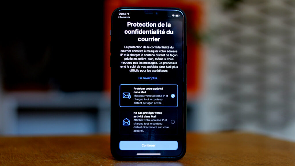 Sur iOS 15, Apple vous demanderaé si vous souhaitez vous faire pister dans vos mails // Source : Photo Corentin Béchade pour Numerama Sur iOS 15, Apple vous demanderaé si vous souhaitez vous faire pister dans vos mails // Source : Photo Corentin Béchade pour Numerama
