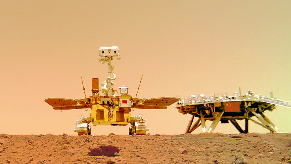 Premier selfie de Zhurong sur Mars. // Source : CNSA (image recadrée) Premier selfie de Zhurong sur Mars. // Source : CNSA (image recadrée)