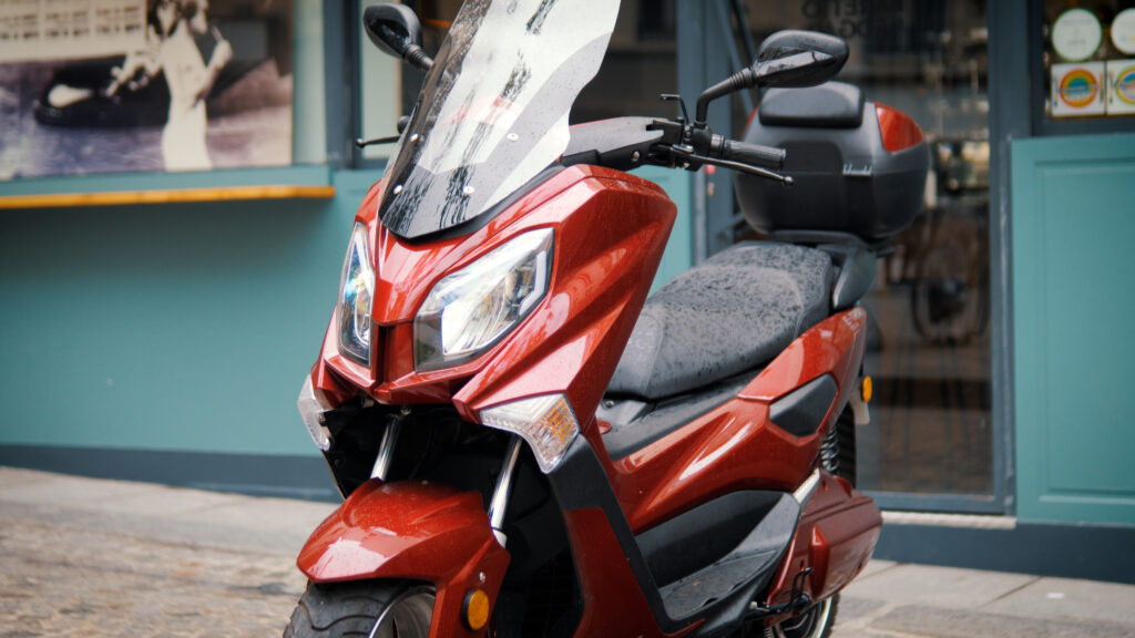Scooter électrique E-Trax // Source : Louise Audry pour Numerama Scooter électrique E-Trax // Source : Louise Audry pour Numerama