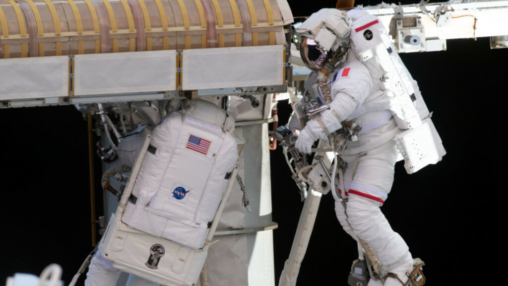 De gauche à droite, Shane Kimbrough et Thomas Pesquet le 20 juin 2021. // Source : Flickr/CC/Nasa Johnson (photo recadrée) De gauche à droite, Shane Kimbrough et Thomas Pesquet le 20 juin 2021. // Source : Flickr/CC/Nasa Johnson (photo recadrée)