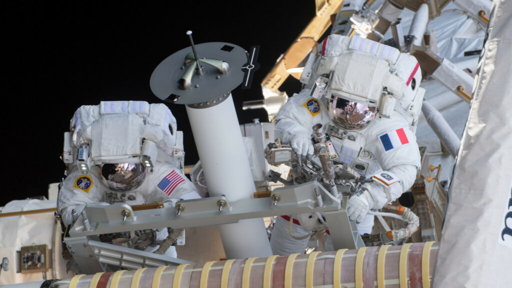 Shane Kimbrough et Thomas Pesquet en sortie extra-véhiculaire le 16 juin 2021. // Source : Flickr/CC/NASA Johnson (photo recadrée) Shane Kimbrough et Thomas Pesquet en sortie extra-véhiculaire le 16 juin 2021. // Source : Flickr/CC/NASA Johnson (photo recadrée)