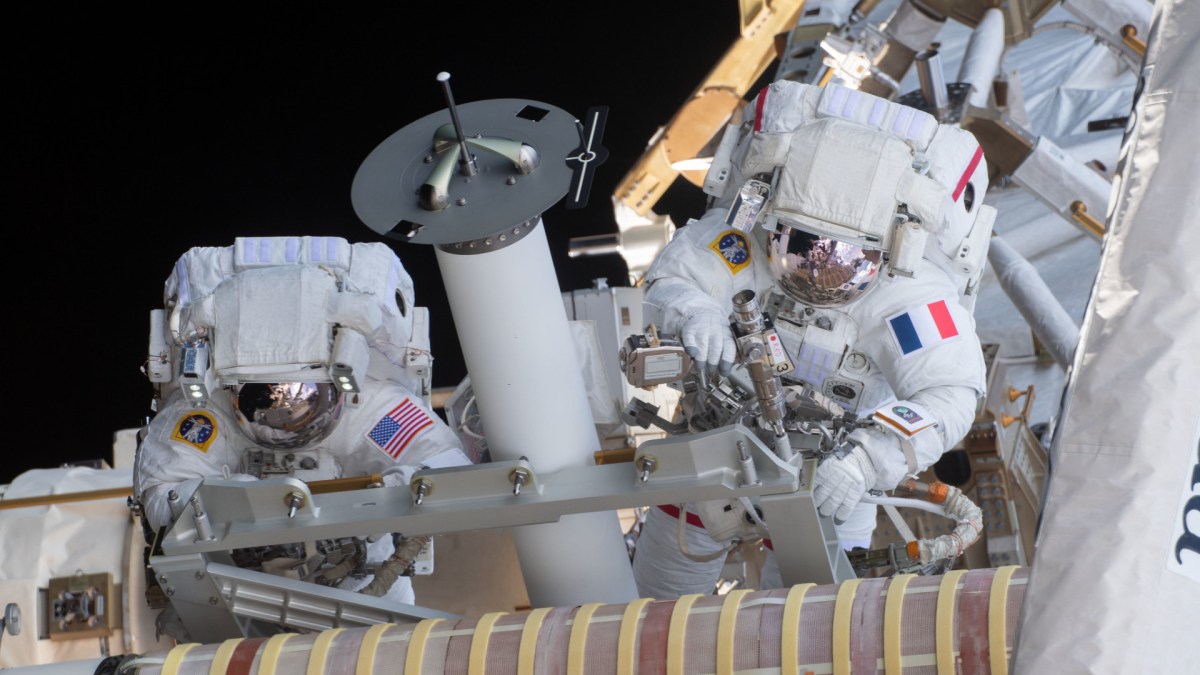 Shane Kimbrough et Thomas Pesquet en sortie extra-véhiculaire le 16 juin 2021. // Source : Flickr/CC/NASA Johnson (photo recadrée) Shane Kimbrough et Thomas Pesquet en sortie extra-véhiculaire le 16 juin 2021. // Source : Flickr/CC/NASA Johnson (photo recadrée)