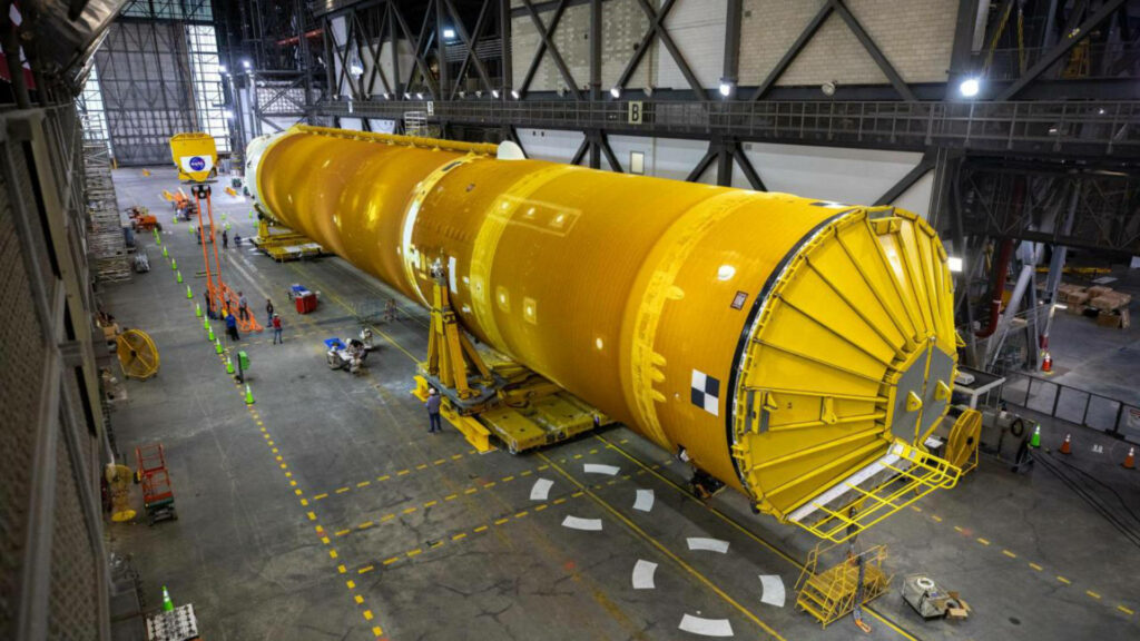 L'étage central de la fusée SLS est le plus grand composant du lanceur // Source : Nasa L'étage central de la fusée SLS est le plus grand composant du lanceur // Source : Nasa