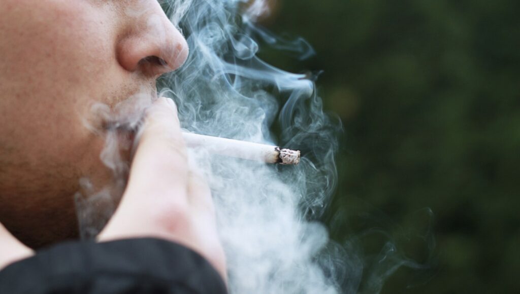 De la fumée de cigarette // Source : pxhere De la fumée de cigarette // Source : pxhere