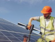 Pose de panneaux solaires. // Source : Gustavo / Pexels