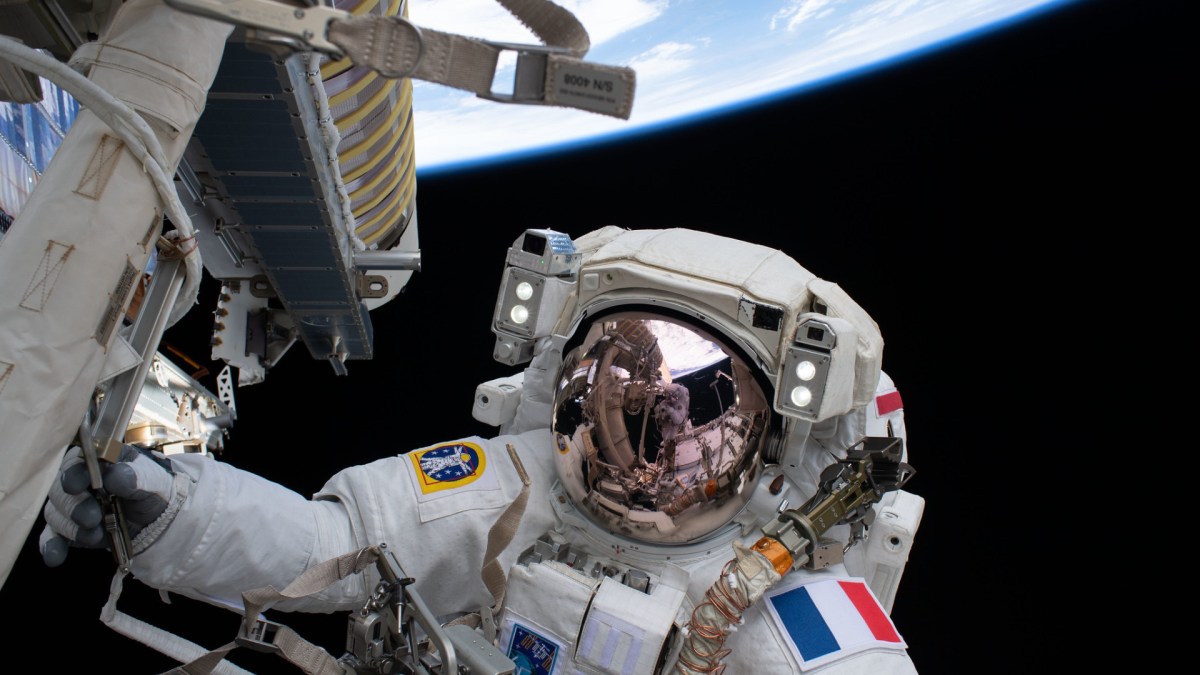 Thomas Pesquet dans l'espace le 20 juin 2021. // Source : Flickr/CC/Nasa Johnson (photo recadrée) Thomas Pesquet dans l'espace le 20 juin 2021. // Source : Flickr/CC/Nasa Johnson (photo recadrée)