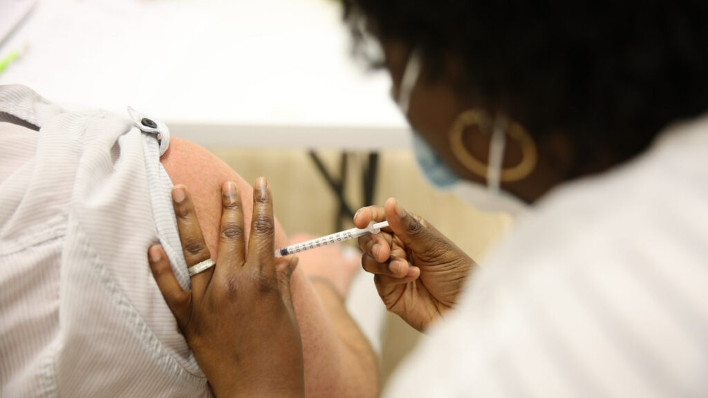 Vaccin covid-19. // Source : Flickr/CC/Nicolas DUPREY / CD 78 (photo recadrée) Vaccin covid-19. // Source : Flickr/CC/Nicolas DUPREY / CD 78 (photo recadrée)