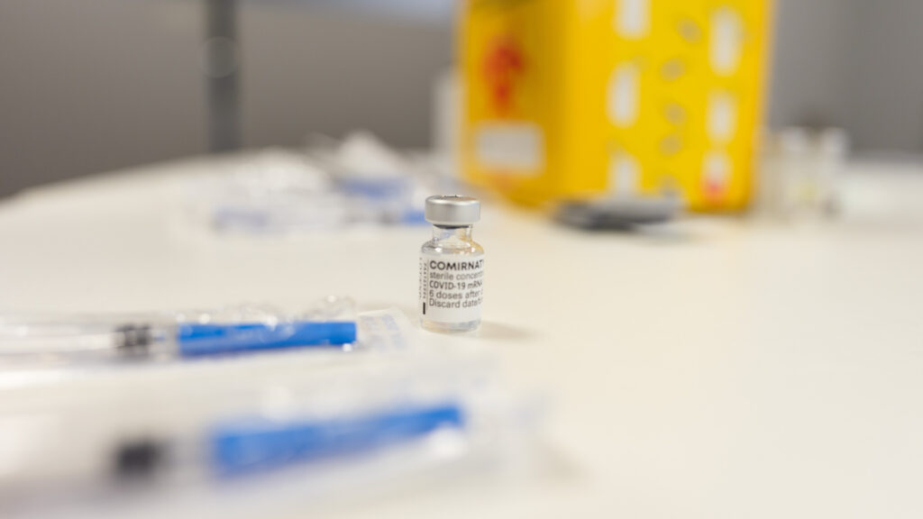 Vaccin Pfizer. // Source : Unsplash/Eugene Chystiakov (photo recadrée) Vaccin Pfizer. // Source : Unsplash/Eugene Chystiakov (photo recadrée)