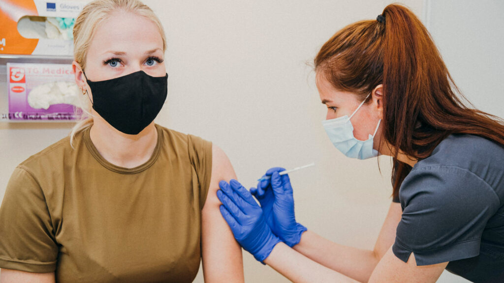 Vaccin covid-19. // Source : Flickr/CC/Latvijas armija (photo recadrée) Vaccin covid-19. // Source : Flickr/CC/Latvijas armija (photo recadrée)