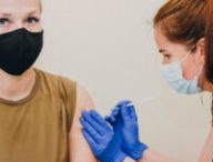Vaccin covid-19. // Source : Flickr/CC/Latvijas armija (photo recadrée)