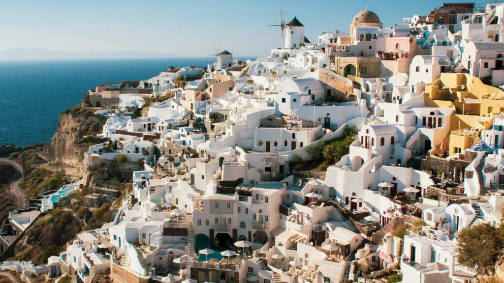 Les villes blanches réfléchissent les rayons du soleil et emmagasinent moins la chaleur. // Source : Fabrizio Ponchia / Pixabay Les villes blanches réfléchissent les rayons du soleil et emmagasinent moins la chaleur. // Source : Fabrizio Ponchia / Pixabay