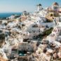 Les villes blanches réfléchissent les rayons du soleil et emmagasinent moins la chaleur. // Source : Fabrizio Ponchia / Pixabay Les villes blanches réfléchissent les rayons du soleil et emmagasinent moins la chaleur. // Source : Fabrizio Ponchia / Pixabay