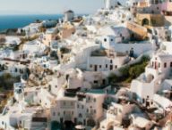 Les villes blanches réfléchissent les rayons du soleil et emmagasinent moins la chaleur. // Source : Fabrizio Ponchia / Pixabay