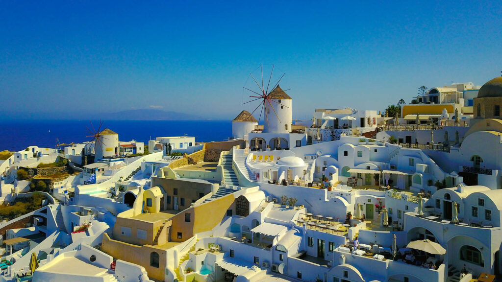 Les bâtiments peints en blanc restent plus frais car ils réfléchissent davantage les rayons du soleil. // Source : Next Voyage / Pixabay Les bâtiments peints en blanc restent plus frais car ils réfléchissent davantage les rayons du soleil. // Source : Next Voyage / Pixabay