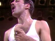 We Will Rock You - Queen // Source : YouTube