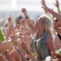 Une femme portée dans la foule à un festival en 2013 // Source : Wikimedia/Eva Rinaldi Une femme portée dans la foule à un festival en 2013 // Source : Wikimedia/Eva Rinaldi