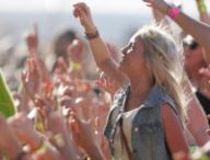 Une femme portée dans la foule à un festival en 2013 // Source : Wikimedia/Eva Rinaldi