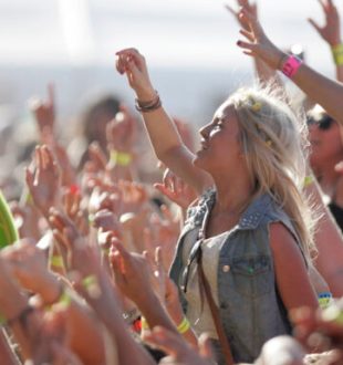 Une femme portée dans la foule à un festival en 2013 // Source : Wikimedia/Eva Rinaldi