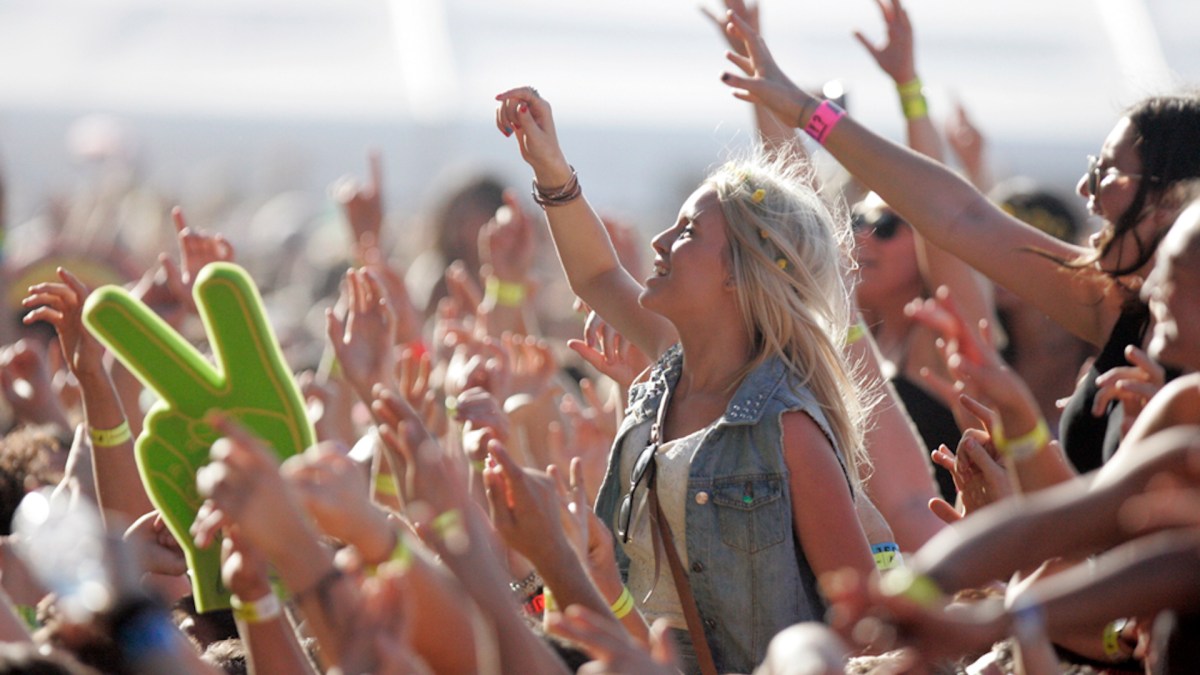 Une femme portée dans la foule à un festival en 2013 // Source : Wikimedia/Eva Rinaldi Une femme portée dans la foule à un festival en 2013 // Source : Wikimedia/Eva Rinaldi