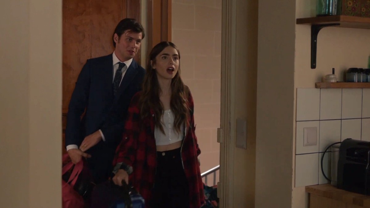 Emily fait une visite de son appartement. // Source : Emily in Paris sur Netflix Emily fait une visite de son appartement. // Source : Emily in Paris sur Netflix