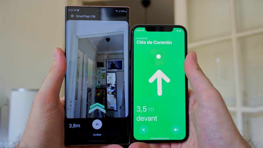 Les outils de localisation de Samsung (gauche) et Apple (droite) // Source : Photo Corentin Béchade pour Numerama Les outils de localisation de Samsung (gauche) et Apple (droite) // Source : Photo Corentin Béchade pour Numerama