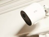 Verisure propose en option une caméra de surveillance Arlo Essential Spotlight dans ses offres de télésurveillance.
