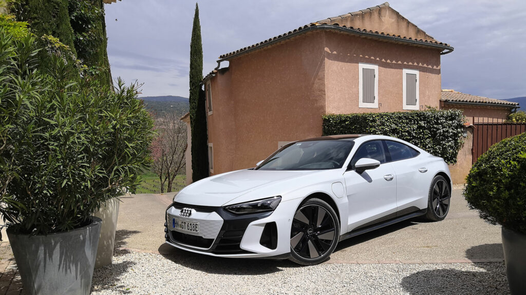 Audi e-tron GT quattro à l'essai // Source : Raphaelle Baut pour Numerama Audi e-tron GT quattro à l'essai // Source : Raphaelle Baut pour Numerama