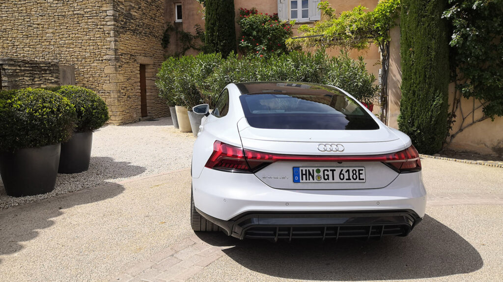 Arrière de l'Audi e-tron GT quattro // Source : Raphaelle Baut pour Numerama Arrière de l'Audi e-tron GT quattro // Source : Raphaelle Baut pour Numerama