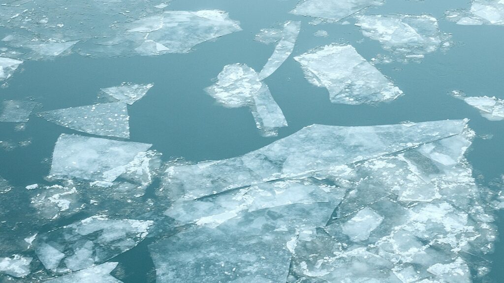 Le réchauffement de la planète implique des fontes de la banquise plus précoces. // Source : Pexels Le réchauffement de la planète implique des fontes de la banquise plus précoces. // Source : Pexels
