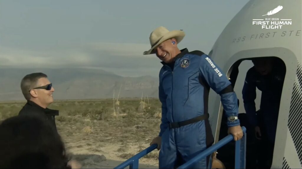 Jeff Bezos sort de la capsule après son voyage dans l'espace // Source : YouTube/Blue Origin Jeff Bezos sort de la capsule après son voyage dans l'espace // Source : YouTube/Blue Origin