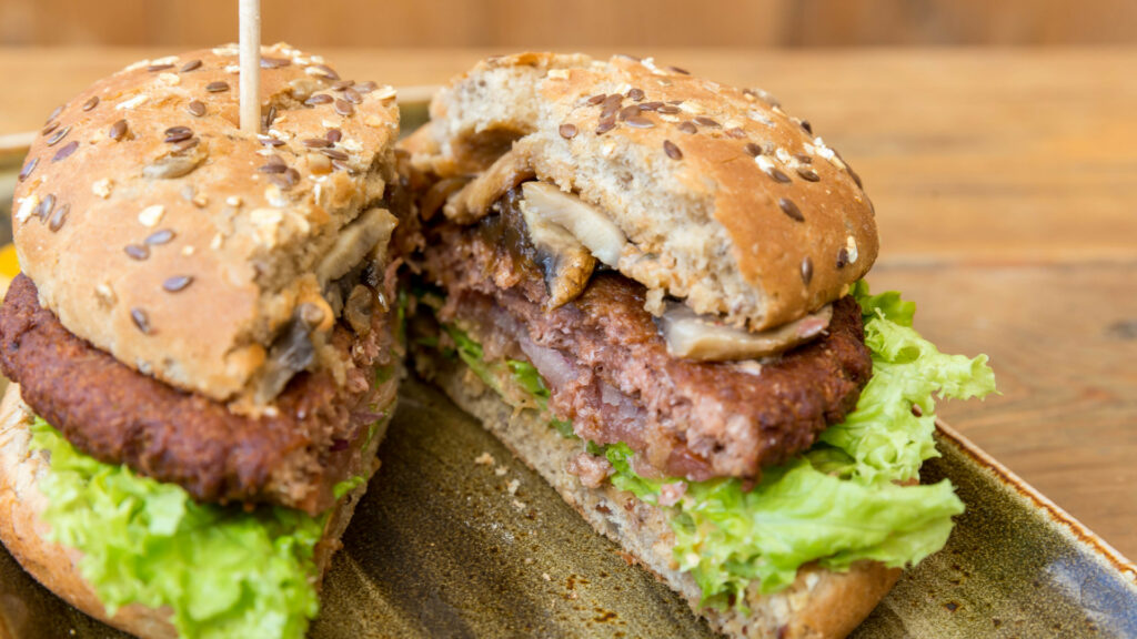Un burger vegan. // Source : Flickr/CC/Marco Verch (photo recadrée) Un burger vegan. // Source : Flickr/CC/Marco Verch (photo recadrée)