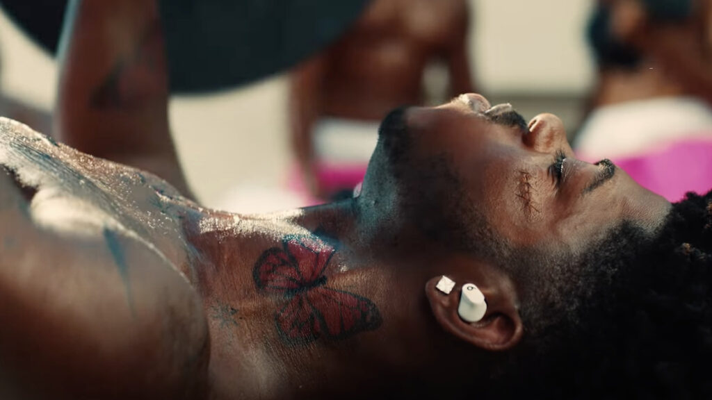 Les écouteurs Studio Buds de Beats dans le dernier clip de Lil Nas X // Source : YouTube Lil Nas X