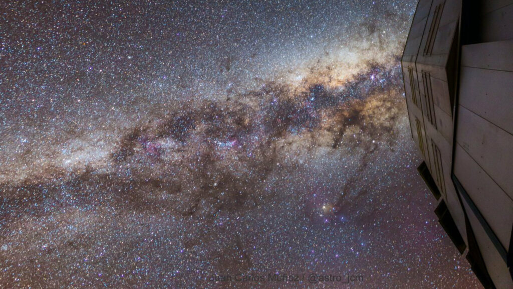 La Voie lactée photographiée par Juan Carlos Munoz. // Source : Via @astro_jcm (photo recadrée) La Voie lactée photographiée par Juan Carlos Munoz. // Source : Via @astro_jcm (photo recadrée)