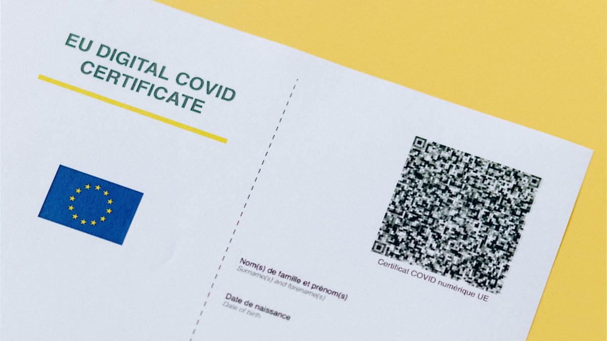 Certificat de vaccination covid. // Source : Pexels/Nataliya Vaitkevich (photo recadrée) Certificat de vaccination covid. // Source : Pexels/Nataliya Vaitkevich (photo recadrée)