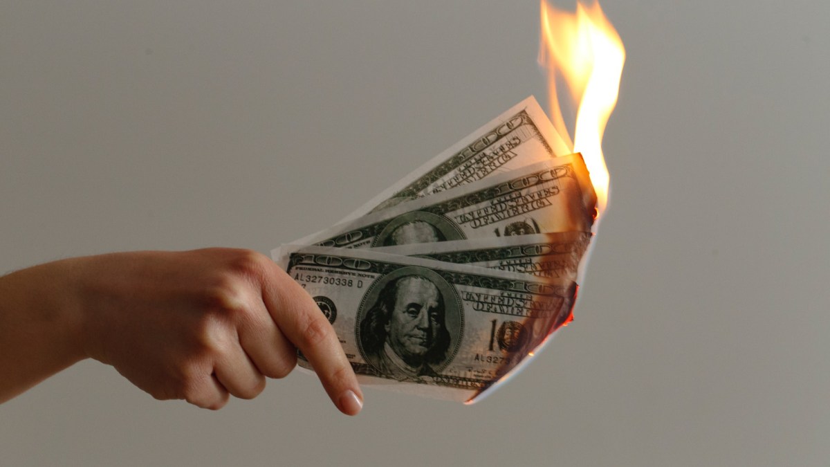 Qu'est ce que le coin burn ? // Source : Jp Valery / Unsplash Qu'est ce que le coin burn ? // Source : Jp Valery / Unsplash
