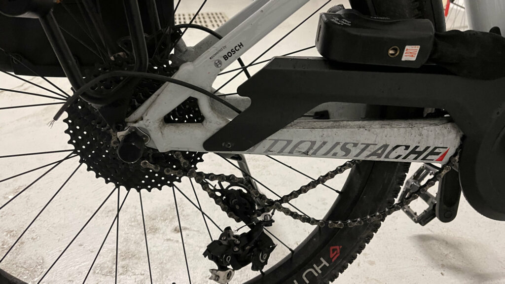 Un dérailleur a un astucieux système de disjoncteur pour ne pas abîmer le cadre quand il casse // Source : Julien Cadot pour Numerama Un dérailleur a un astucieux système de disjoncteur pour ne pas abîmer le cadre quand il casse // Source : Julien Cadot pour Numerama
