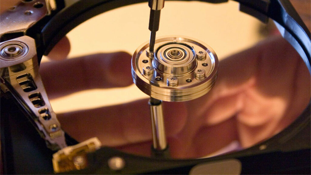 L'intérieur d'un disque dur avec son plateau (centre) et sa tête de macture (gauche) // Source : Dave Indech - Wikimedia Commons L'intérieur d'un disque dur avec son plateau (centre) et sa tête de macture (gauche) // Source : Dave Indech - Wikimedia Commons