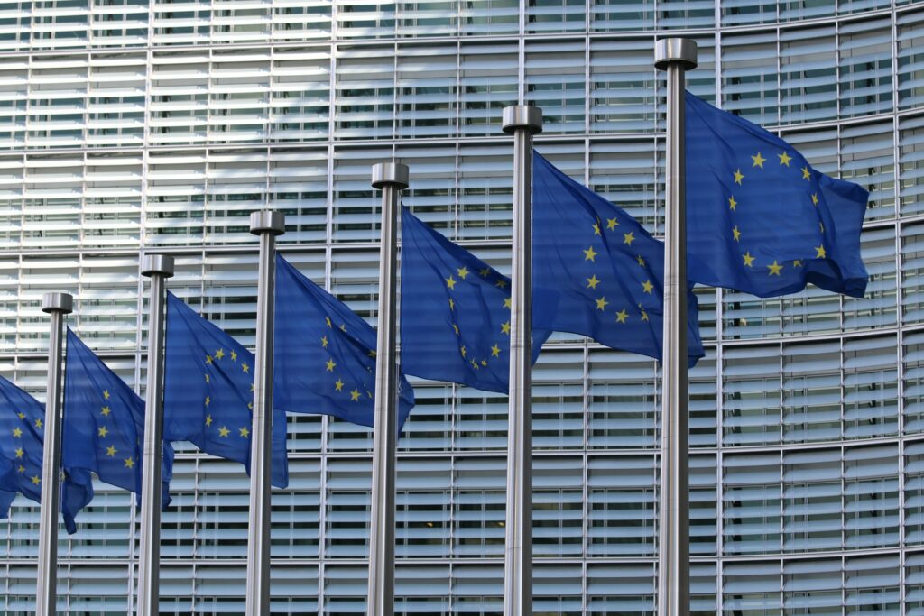 Le drapeau de l'Union européenne à Bruxelles // Source : Guillaume Périgois / Unsplash Le drapeau de l'Union européenne à Bruxelles // Source : Guillaume Périgois / Unsplash
