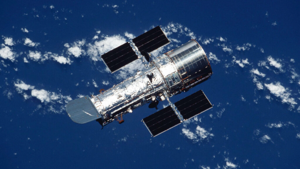 Hubble en 2002. // Source : Flickr/CC/Nasa (photo recadrée) Hubble en 2002. // Source : Flickr/CC/Nasa (photo recadrée)