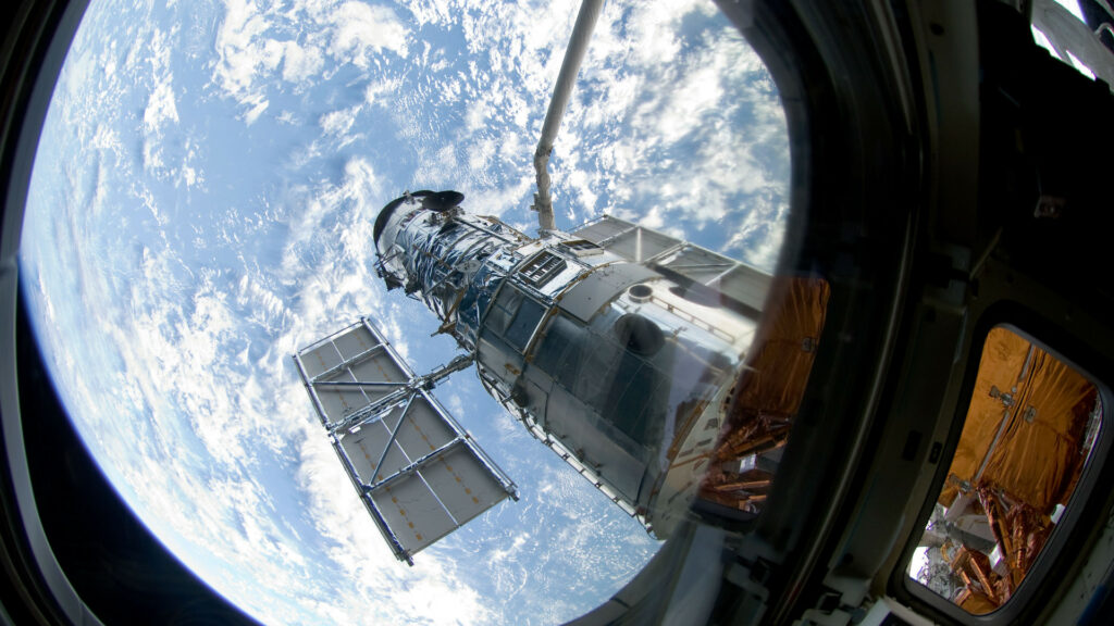 Hubble vu depuis le Space shuttle. // Source : Nasa (photo recadrée) Hubble vu depuis le Space shuttle. // Source : Nasa (photo recadrée)