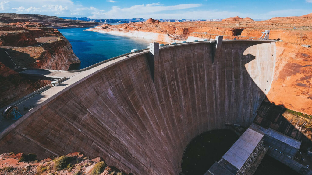 Les barrages permettent de produire de l'électricité bas carbone. // Source : John Gibbons / Unsplash Les barrages permettent de produire de l'électricité bas carbone. // Source : John Gibbons / Unsplash